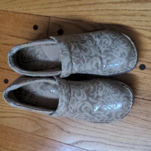 Boc clogs, cream with embossing size 8